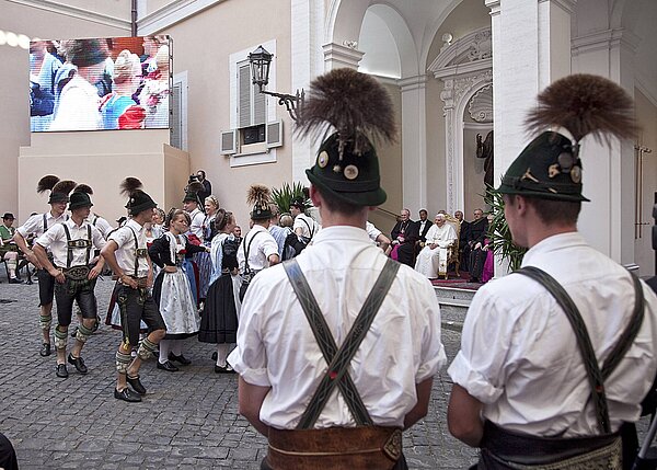 Volksmusikanten, Trachtler und Gebirgsschützen haben für Papst Benedikt XVI. einen bayerischen Festabend in der päpstlichen Sommerresidenz in Castel Gandolfo veranstaltet. Als nachträgliches Geburtstagsgeschenk für das Kirchenoberhaupt führten die Pilger aus der Erzdiözese München und Freising am Freitagabend (03.08.2012) heimatliche Tänze und Lieder auf. Benedikt XVI. war am 16. April 85 Jahre alt geworden.