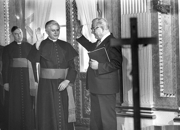 In der Münchner Residenz legt Joseph Ratzinger den Eid auf die Bayerische Verfassung ab. Rechts im Bild der damalige Ministerpräsident des Freistaates Bayern, Alfons Goppel.