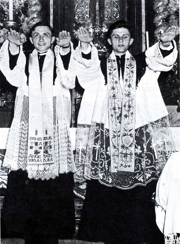 Joseph Ratzinger (r) und sein Bruder Georg wurden zusammen mit 42 anderen jungen Männern in Freising zu Priestern geweiht (Foto vom 29.06.1951).