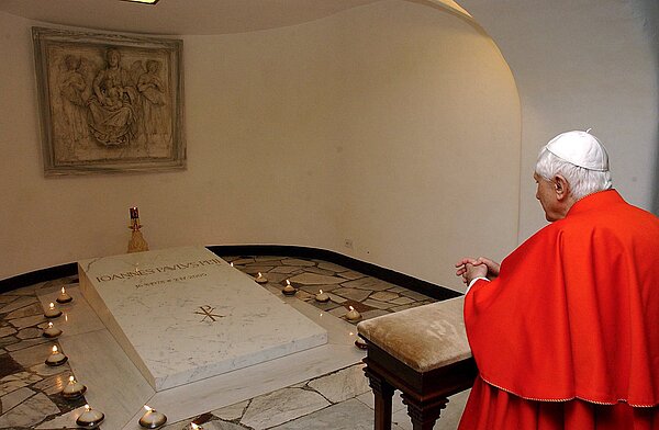 Papst Benedikt XVI. betet am Grab seines Vorgängers, 2. Mai 2005. Johannes Paul II. starb am 2. April 2005. 