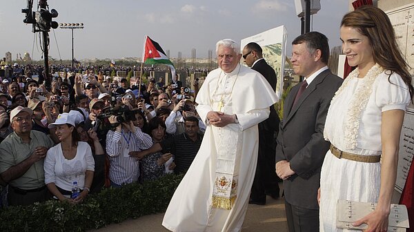 Herzlicher Empfang in Jordanien: Benedikt XVI. mit König Abdullah und Königin Rania.  