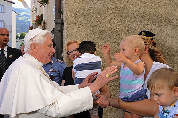 Papst Benedikt XVI. begrüßt ein Kind in seinem Urlaubsort Bressanone im Norden von Italien am 6. August 2008.