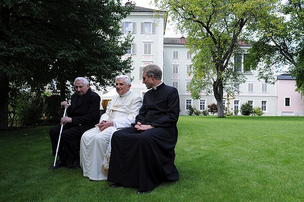 Papst Benedikt XVI. mit seinem Bruder Georg Ratzinger (l.) und seinem Sekretär Georg Gänswein (r.) am 31. Juli 2008 während seines Urlaubes in Bressanone.