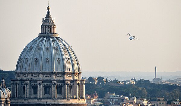 Der Hubschrauber mit Papst Benedikt XVI. fliegt am 28.02.2013 am Petersdom vorbei vom Vatikan über Rom zum Castel Gandolfo. Um 20 Uhr endet die Amtszeit von Papst Benedikt, nachdem er zurückgetreten ist.