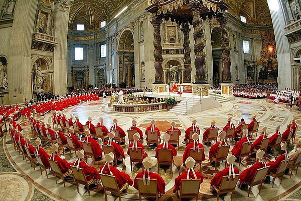 Als Dekan des Kardinalskollegiums stand Joseph Ratzinger der Eucharistiefeier vor Beginn des Konklave am 18. April 2005 vor. In seiner Predigt warnte er damals vor einer „Diktatur des Relativmus“. 