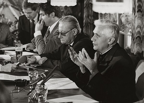 Kardinal Joseph Ratzinger, Erzbischof von München, berichtet von der Weltbischofssynode in Rom während einer Pressekonferenz am 30. Oktober 1980 in München.