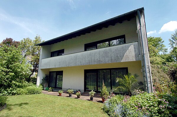 Das Haus von Papst Benedikt XVI. im oberpfälzischen Pentling im Landkreis Regensburg, aufgenommen am 25.05.2005. Der neue Papst, ehemals Joseph Kardinal Ratzinger, ist mit seinem Erstwohnsitz seit 35 Jahren in der 5800-Seelen-Gemeinde gemeldet. Das Haus ist rund 160 Quadratmeter groß. Das Bild Zeigt die Außenansicht und ein Stück vom Garten.