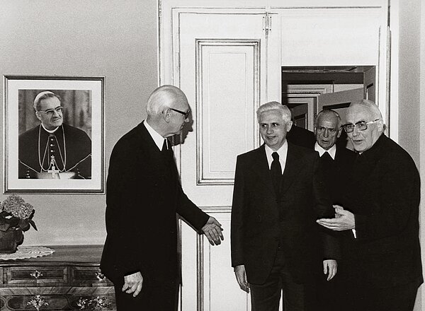 Der neuernannte Erzbischof von München und Freising, Joseph Ratzinger stattete am 31. März 1977 der in Freising tagenden Bayerischen Bischofskonferenz einen ersten Besuch ab.  Bild: Joseph Ratzinger wird begrüßt von Weihbischof Tewes und Bischof Stangl.
