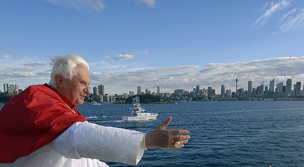 Papst Benedikt vor der Skyline von Sydney.