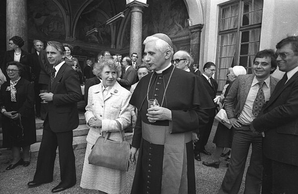 Erzbischof Joseph Ratzinger mit seiner Schwester Maria Ratzinger (1921-1991). 