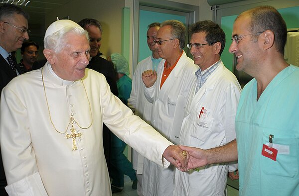 Papst Benedikt XVI. verabschiedet sich am 17. Juli 2009 von Mitarbeitern des Krankenhauses in Aosta (Italien), nachdem er dort wegen eines Handgelenkbruches operiert worden war. Der Papst war während seines Urlaubes in Südtirol am Vortag gestürzt und hatte sich dabei die Verletzung zugezogen.