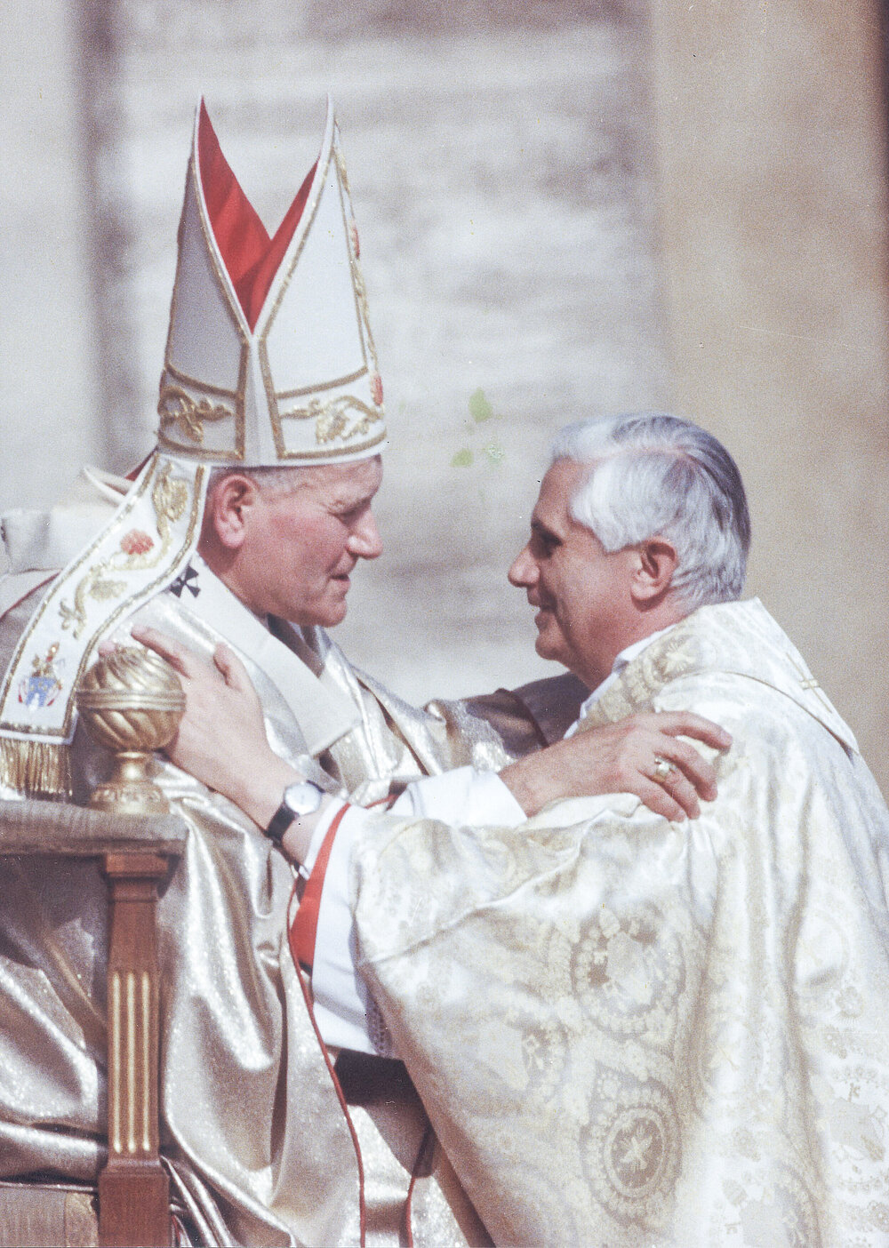 Der neu gewählte Papst Johannes Paul II. (l.) und Kardinal Joseph Ratzinger, Erzbischof von München und Freising, am 22. Oktober 1978 auf dem Petersplatz im Vatikan.