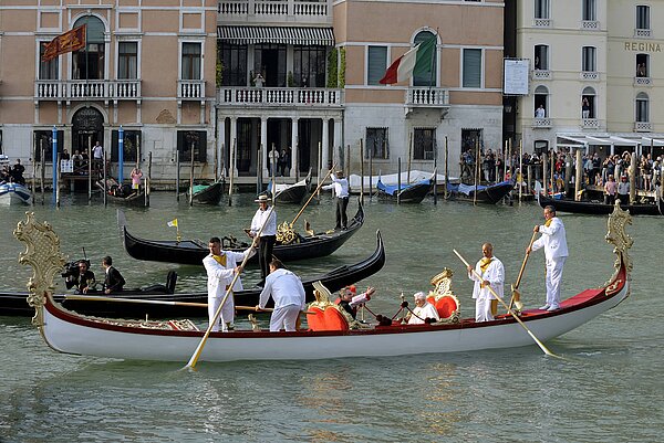 Papst Benedikt in Venedig mit einer Gondel unterwegs.