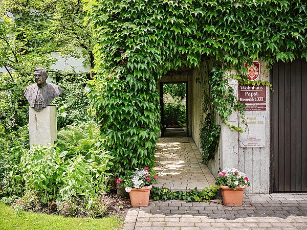 Eine Büste des emeritierten Papstes Benedikt XVI. im Garten des ehemaligen Wohnhauses von Georg und Joseph Ratzinger in Pentling in Regensburg am 20. Juni 2020.