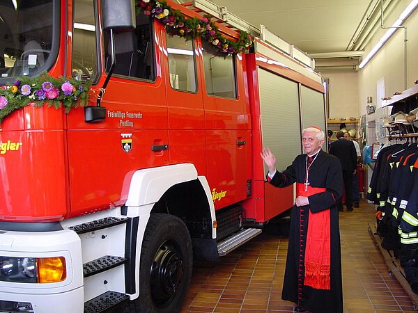 Joseph Kardinal Ratzinger erteilt einem Löschfahrzeug der Feuerwehr im bayerischen Pentling den kirchlichen Segen (undatiertes Archivfoto). Vor 25 Jahren war er Ehrengast beim 100jährigen Gründungsjubiläum der Feuerwehr. Ratzinger, der neue Papst Benedikt XVI., hat seinen Hauptwohnsitz in Pentling und ist Ehrenbürger der Gemeinde.