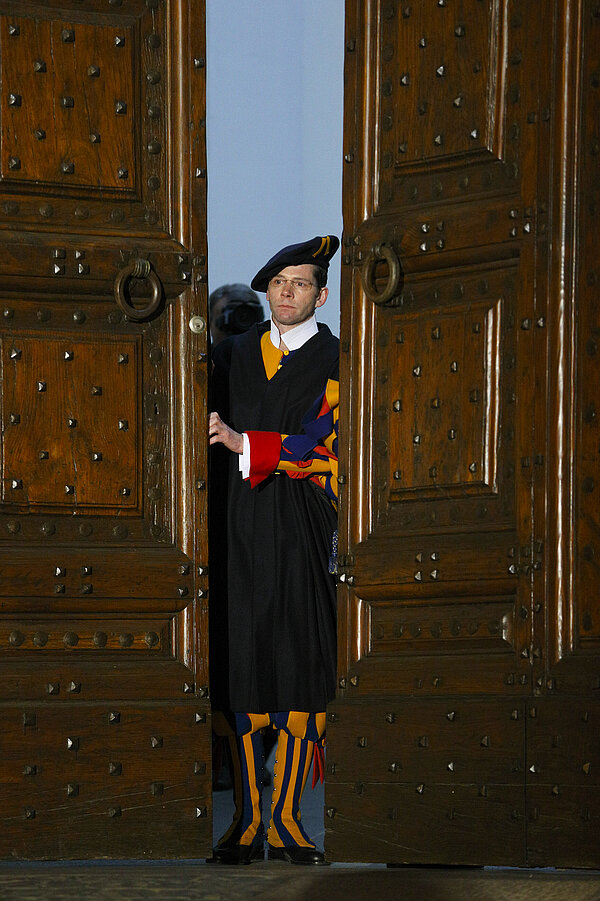 in Schweizergardist schließt die Tür des päpstlichen Anwesens nach dem letzten öffentlichen Auftritt von Papst Benedikt XVI. am 28. Februar 2013, dem Tag seines Rücktritts, in Castel Gandolfo.