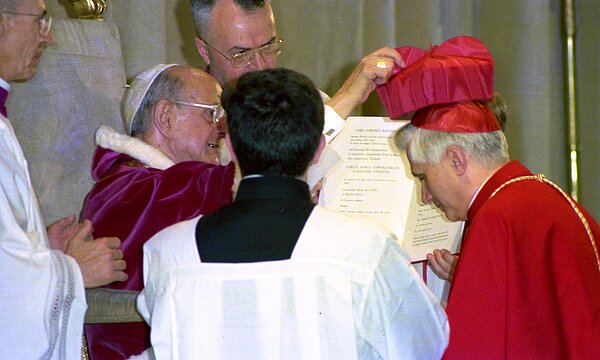 Joseph Ratzinger (r), Erzbischof von München und Freising, wird im Jahr 1977 im Vatikan zum Kardinal ernannt. 