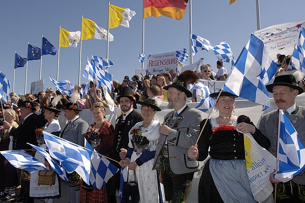 Mit grosser Freude empfangen Menschen in bayerischer Tracht aus den Wirkungsstaetten des Papstes den Heiligen Vater. Papst Benedikt XVI. besucht den Freistaat Bayern vom 09.-14.09.2006,Ankunft auf dem Franz Josef Strauss Flughafen in Muenchen am 09.09.2006.