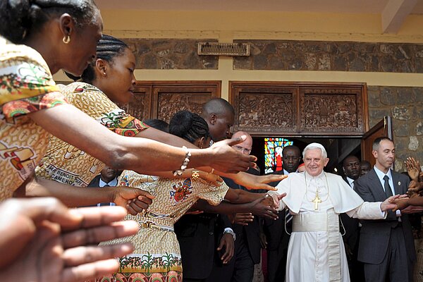 Ein Papst zum Anfassen: Ratzinger galt stets als großer Intellektueller. Im Petrusamt zeigte sich, wie warmherzig und zugewandt er den Menschen war. Berührungsängste kannte er nicht. 