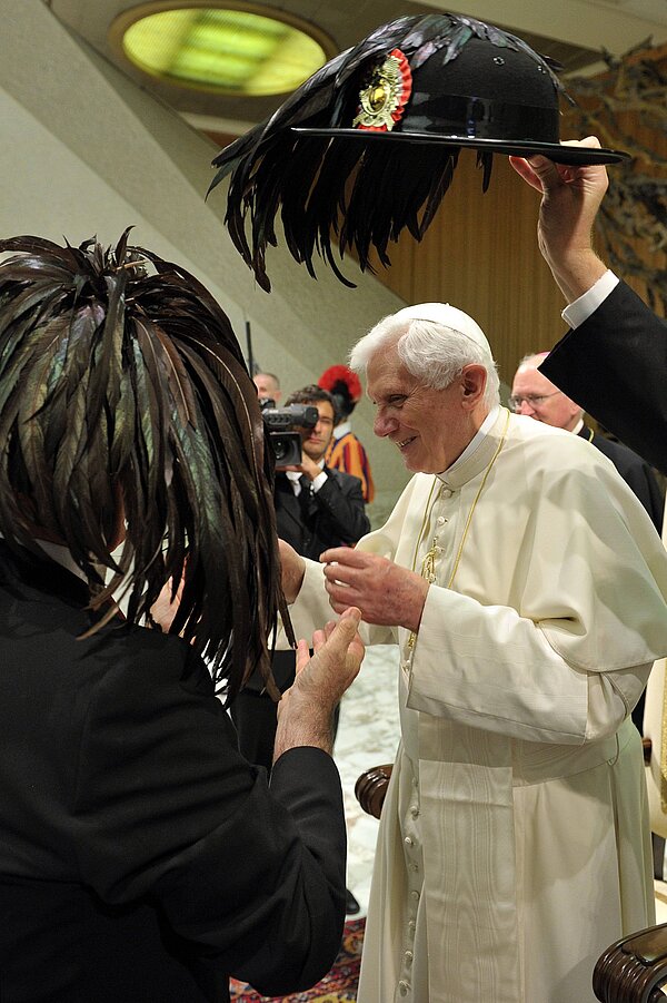 Einen italienischen Bersaglieri-Hut bekam Benedikt XVI. bei der Generalaudienz am 15. September 2010 geschenkt. 