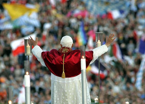 Papst Benedikt begrüßt Pilger beim Weltjugendtag mit weit geöffneten Armen herzlichst