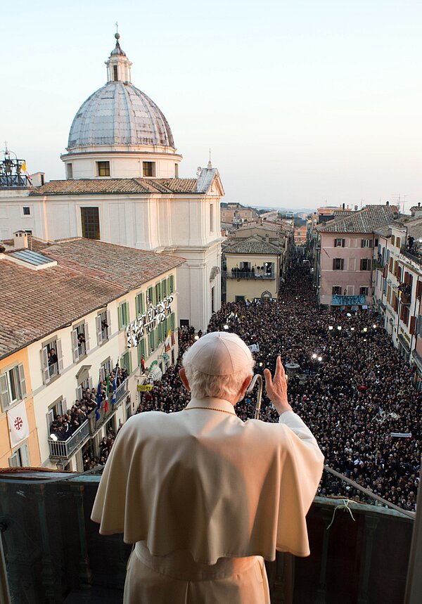 Ein letzter Gruß und eine Segen für die zahlreichen Gläubigen, die sich in Castel Gandolfo versammelt hatten, dann war das Pontifikat Benedikts XVI. Geschichte. 