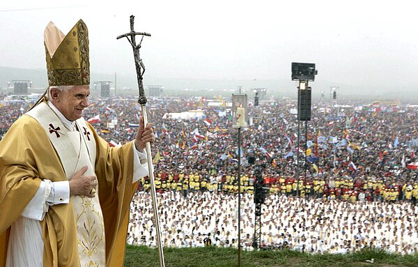 Papst Benedikt vor der Menschenmasse an Pilgern beim Weltjugendtag hält den Abschlussgottesdienst