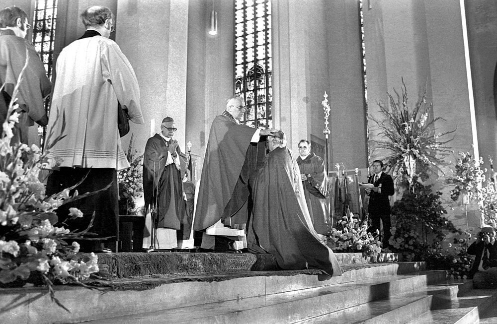 Bischofsweihe am 28. Mai 1977 durch den Bischof von Würzburg Josef Stangl in Frauenkirche München. 