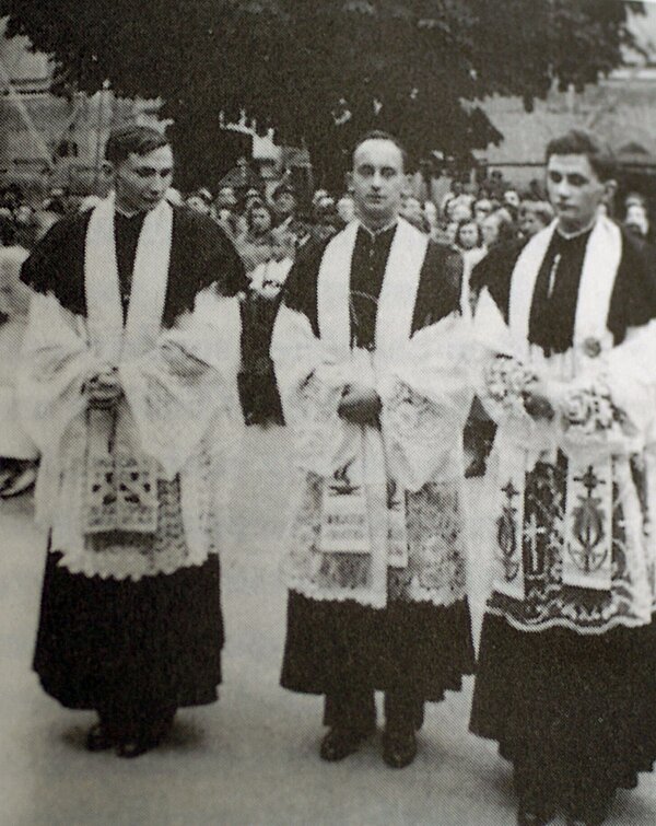 Die Brüder Georg (l.) und Joseph Ratzinger (r.) mit ihrem gemeinsamen Freund Rupert Berger nach ihrer Priesterweihe am 29. Juni 1951 in Freising.