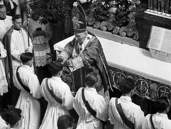 Kardinal Michael von Faulhaber (oben) legt am 29.06.1951 Joseph Ratzinger zur Priesterweihe im Freisinger Mariendom die Hände auf. Der eine ist Papst, der andere leitete als Priester 30 Jahre die weltberühmten Regensburger Domspatzen - die Brüder Joseph und Georg Ratzinger feiern in diesen Wochen ihr 60. Priesterjubiläum. Am 29. Juni 1951 wurde beide im Freisinger Dom zu Priestern geweiht.