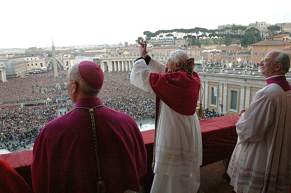 Papst Benedikt XVI grüßt nach seiner Wahl vom Balkon