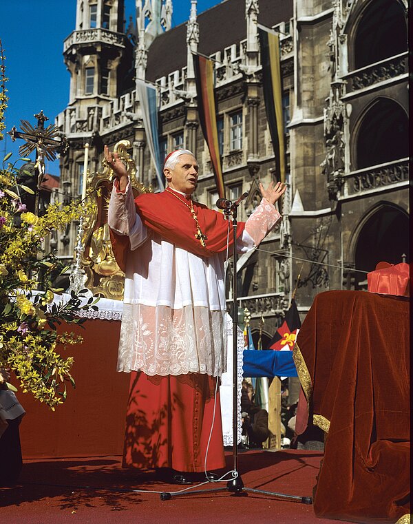 Joseph Kardinal Ratzinger, bisheriger Erzbischof von München und Freising, verabschiedet sich am 28. Februar 1982 auf dem Münchener Marienplatz von den Gläubigen. Ratzinger wurde als Präfekt der Glaubenskongregation, der höchsten und zentralen Instanz für die Interpretation und Verteidigung der katholischen Glaubenslehre, in den Vatikan abberufen. 