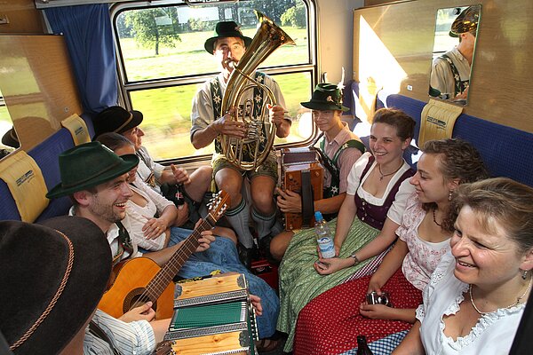 Bayerische Trachtler musizieren am Mittwoch (01.08.2012) bei Rosenheim (Oberbayern) in einem Sonderzug nach Rom. Rund 1000 Pilger aus der Erzdiözese München-Freising starteten zu einer Pilgerfahrt zum Ehrenabend für Papst Benedikt XVI