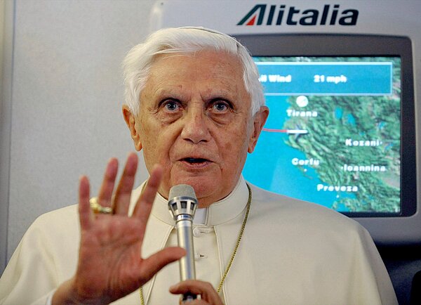 Papst Benedikt XVI. bei einer Pressekonferenz im Flieger.