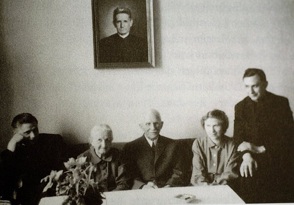 Familie Ratzinger in Freising im Mai 1959. V.l.n.r.: Joseph Ratzinger, Mutter Maria, Vater Joseph, Schwester Maria und Bruder Georg. (Aufnahmedatum unbekannt)
