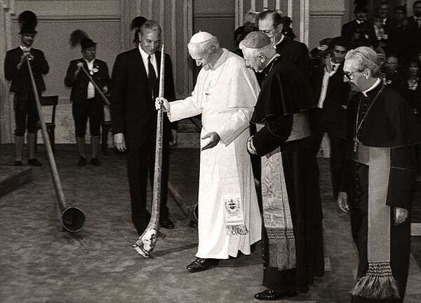 Papst Johannes Paul II. empfing am 27. April 1987 eine 220 Mann starke Abordnung der Großen Ehrenkompanie der Bayerischen Gebirgsschützen und Joseph Kardinal Ratzinger. Bild: Als Geschenk überreichten die Gebirgsschützen ein Hirtenhorn.