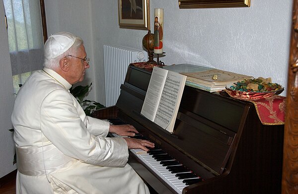 Papst Benedikt XVI. während spilet Klavier während seines Urlaubes in Les Combes im Aostatal am 17. Juli 2006.