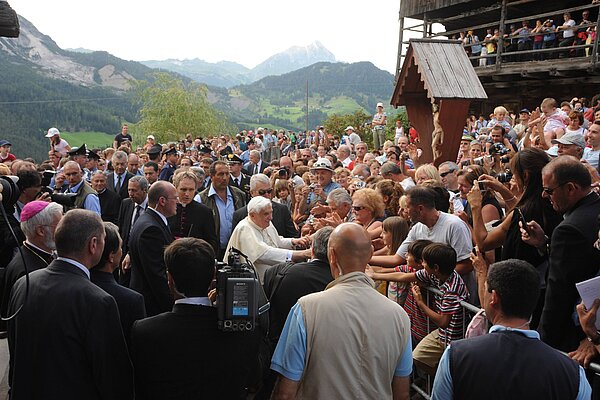 Wirklich privat ist ein Papst auch im Urlaub nicht. Papst Benedikt XVI. während seines Urlaubs in Alta Badia umgeben von Menschen.