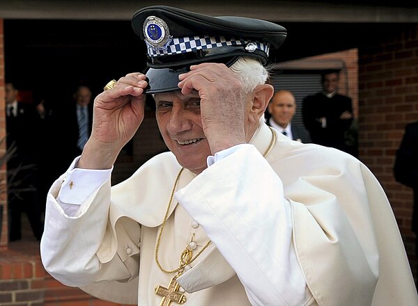 In Australien probierte Benedikt XVI. Am 16 July 2008 eine Polizeimütze aus.