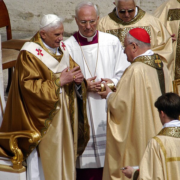 Amtseinführung von Papst Benedikt XVI. während eines Gottesdienstes am 24. April 2005 auf dem Petersplatz in Rom.  Bild: Papst Benedikt XVI. bekommt den Fischerring.