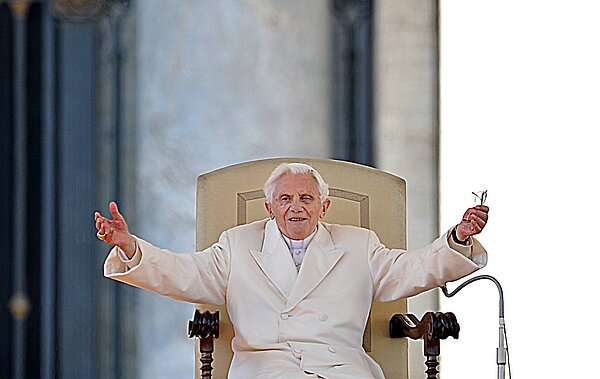 Papst Benedikt XVI. (Foto) hat am Mittwoch (27.02.2013) die letzte Generalaudienz seines Pontifikats gefeiert. Benedikt wurde von Zehntausenden Pilgern auf dem Petersplatz unter blauem Himmel begeistert empfangen. Transparente mit Grußbotschaften wie Danke Joseph brachten die Sympathie für das scheidende 85-jährige Kirchenoberhaupt zum Ausdruck. Ich bin wirklich bewegt , sagte Benedikt in seiner Ansprache. Er dankte Gott für das schöne Wetter zu seiner Abschiedsaudienz. Unter dem großen Jubel war Benedikt mit dem offenen Papamobil auf dem Petersplatz eingetroffen.