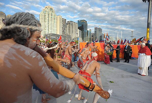 In Sydney begrüßen Aborigines den Pontifex aus Rom.  