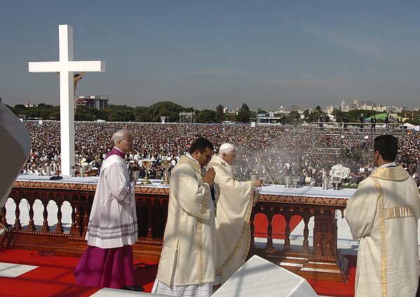Papst Benedikt XVI. bei der Eucharistiefeier vor Menschenmassen.
