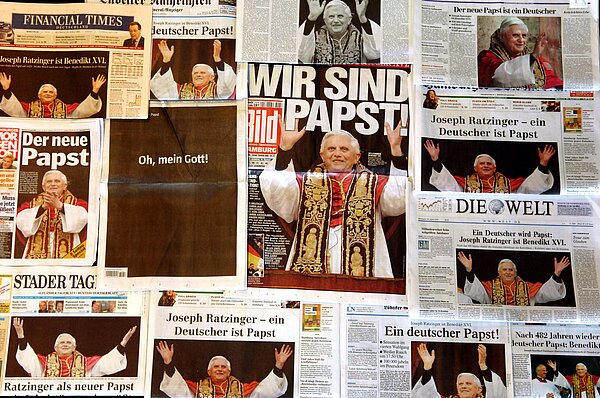 Mit großformatigen Fotos auf dem Titel bebildern am Mittwoch (20.04.2005) die deutschen Tageszeitungen die Wahl von Kardinal Joseph Ratzinger zum Papst Benedikt XVI. Häufig wird hier "Wir sind Papst" verwendet.