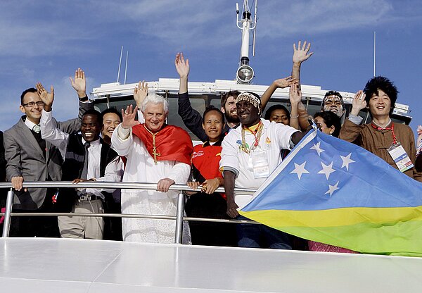 Glaube verbindet: Jugendliche aus allen Kontinenten mit Papst Benedikt XVI. in einem Boot. 