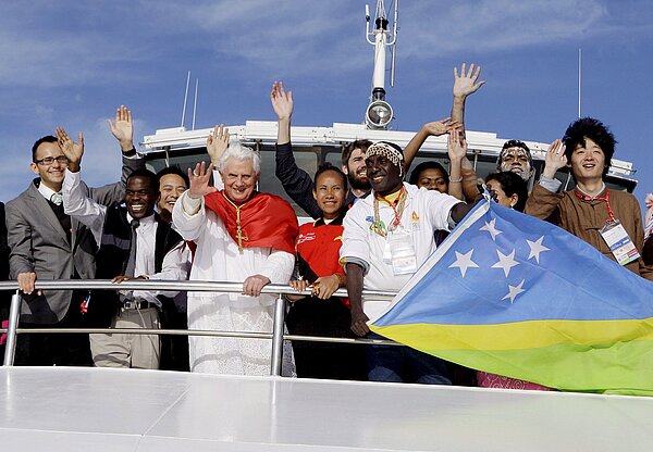 Glaube verbindet: Jugendliche aus allen Kontinenten mit Papst Benedikt XVI. in einem Boot.