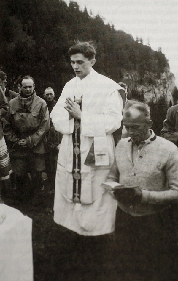 Joseph Ratzinger, Kaplan in der Pfarrei Sankt Martin im Münchener Stadtteil Moosach, während einer Bergmesse bei Ruhpolding im Juli 1951. (Aufnahmedatum unbekannt)