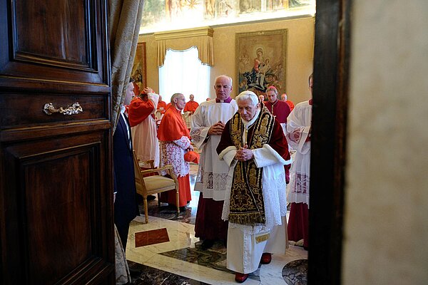 Papst Benedikt XVI. verlässt den Raum, nachdem er seinen Rücktritt während eines Konsistoriums am 11. Februar 2013 im Vatikan verkündet hat.