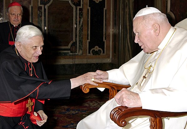 Johannes Paul II. und Kardinal Ratzinger bei einer Begegnung am 22. Dezember 2003.