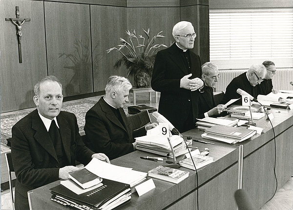 ischof Johannes Joachim Degenhardt, Erzbischof von Paderborn; Kardinal Joseph Ratzinger, Erzbischof von München und Freising; Kardinal Joseph Höffner, Vorsitzender der Deutschen Bischofskonferenz, und Erzbischof Guido Del Mestri, Apostolischer Nuntius (v.l.n.r.), während der Frühjahrsvollversammlung der Deutschen Bischofskonferenz in Ludwigshafen am 13. Februar 1978.